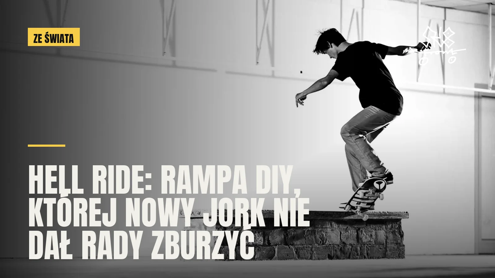 Skater w trakcie triku na niskim murku w jasnej hali