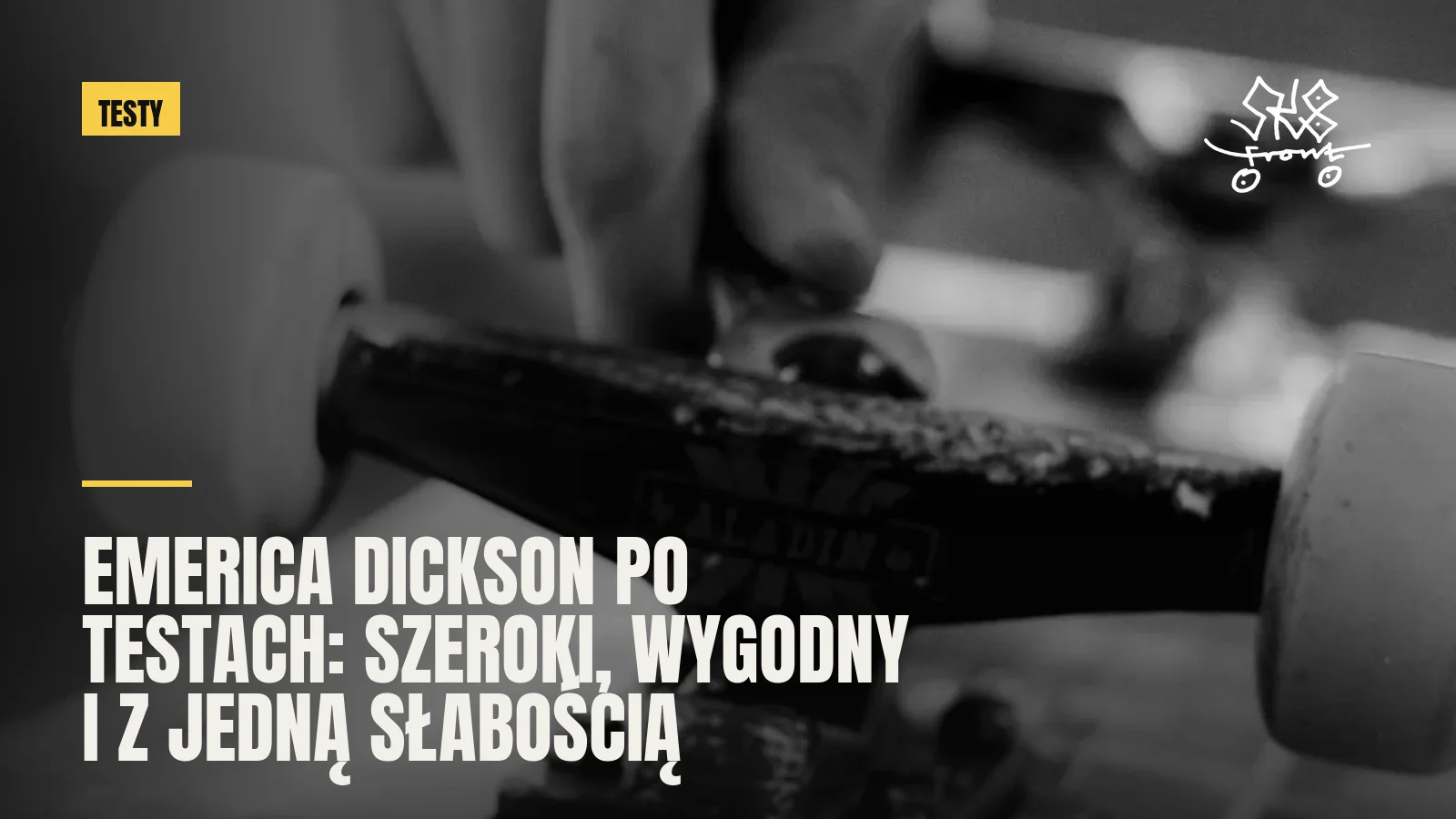 Dłoń przy trucku i kółku deskorolki