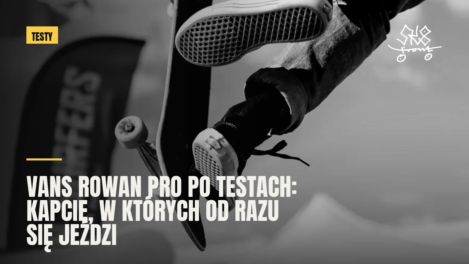 Podeszwa buta i deska w locie na tle nieba