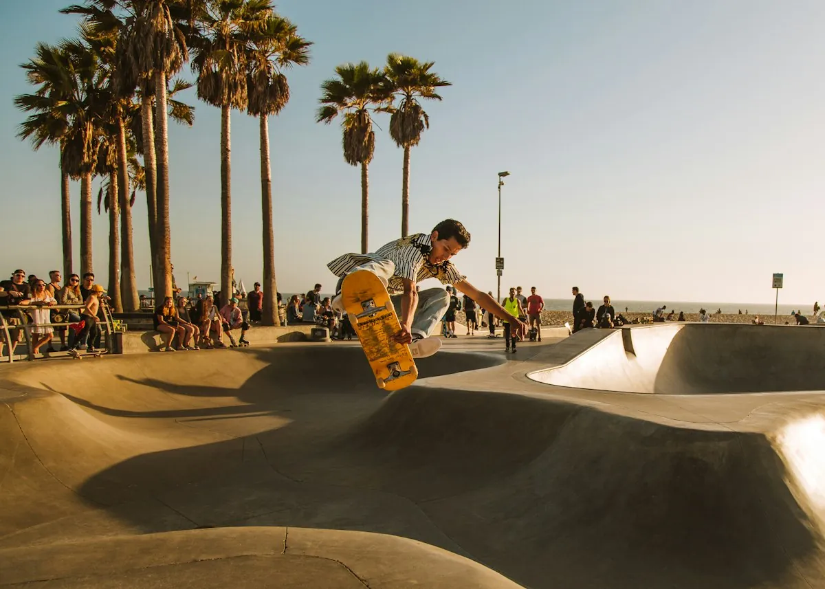 Skatepark wśród palm o zachodzie słońca